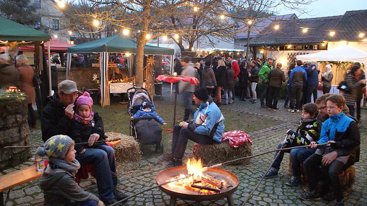 Während die Eltern über den Sternlesmarkt bummelten, konnten die Kinder am offenen Feuer Stockbrot backen.