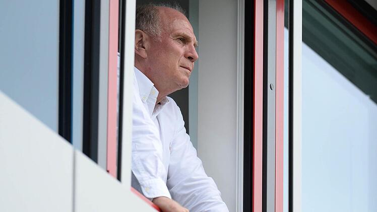 Der ehemalige Präsident vom Fußball-Bundesligisten FC Bayern München, Uli Hoeneß, verfolgt das Training der Profis an der Säbener Straße in München (Bayern) von einem Fenster der Geschäftsstelle aus. Foto: Andreas Gebert/dpa