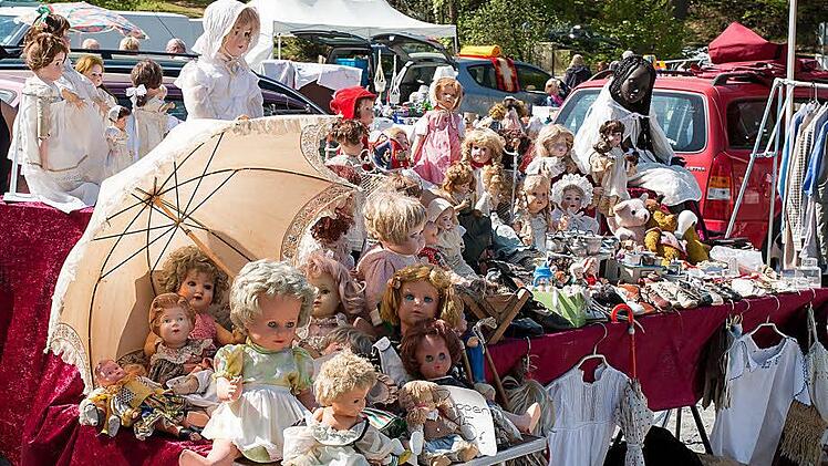 Publikumsmagnet: der Wochenend-Flohmarkt auf dem Schützenplatz anlässlich des internationalen Puppenfestival. Foto: ALbert Höchstädter