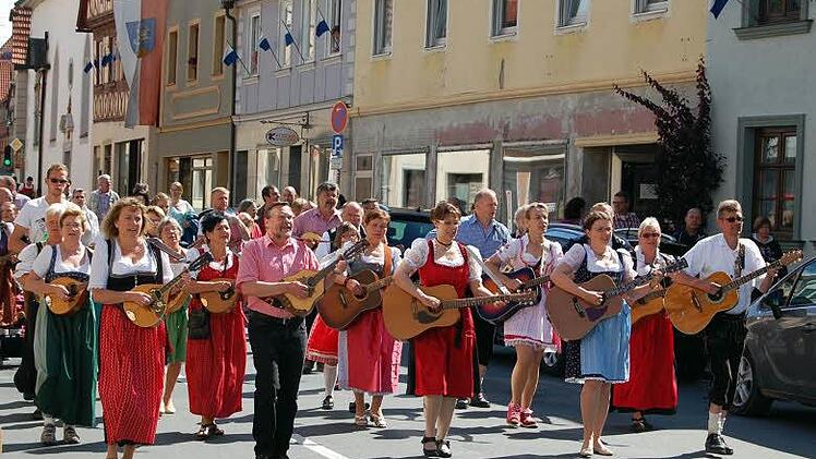 Die Kultur- und Freizeitfreunde Bad Staffelstein begleiteten den Festzug mit Klampfenmusik und Liedern.  Foto: Andreas Welz