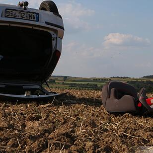 Kleinkind wird aus überschlagendem Auto geschleudert - Insgesamt fünf Verletzte