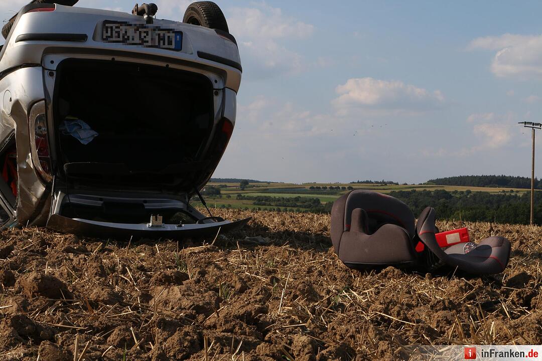 Kleinkind wird aus überschlagendem Auto geschleudert - Insgesamt fünf Verletzte
