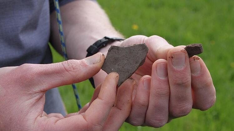 In den Maulwurfshügeln verbergen sich noch immer einzelne Scherben, die Nils Ostermeier mit wenigen Blicken zuordnen kann. Foto: Ulrike Müller