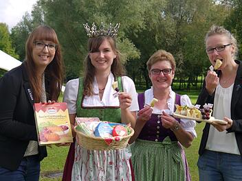 Vorgeschmack aufs Kurparkfest: Nancy Grau, Sonja Wagner, Elke Hagen und Stine Michel testen die ersten regionalen Spezialitäten, die in diesem Jahr beim Kurparkfest in Bad Rodach auf der Speisekarte stehen werden, Foto: Berthold Köhler