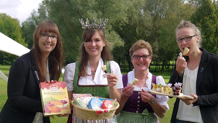 Vorgeschmack aufs Kurparkfest: Nancy Grau, Sonja Wagner, Elke Hagen und Stine Michel testen die ersten regionalen Spezialitäten, die in diesem Jahr beim Kurparkfest in Bad Rodach auf der Speisekarte stehen werden, Foto: Berthold Köhler