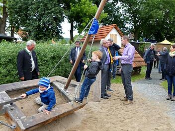 Emil und Simon enterten sogleich das Schiff am neuen Spielplatz. Dahinter (von links) Bürgermeister Werner Diersch, MdL Martin Schöffel, Lothar Winkler und Siegfried Käb-Bornkessel vom Amt für Ländliche Entwicklung sowie Gemeinderat Christian PotzelDieter Hübner