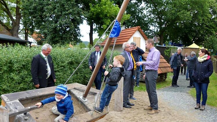 Emil und Simon enterten sogleich das Schiff am neuen Spielplatz. Dahinter (von links) Bürgermeister Werner Diersch, MdL Martin Schöffel, Lothar Winkler und Siegfried Käb-Bornkessel vom Amt für Ländliche Entwicklung sowie Gemeinderat Christian PotzelDieter Hübner