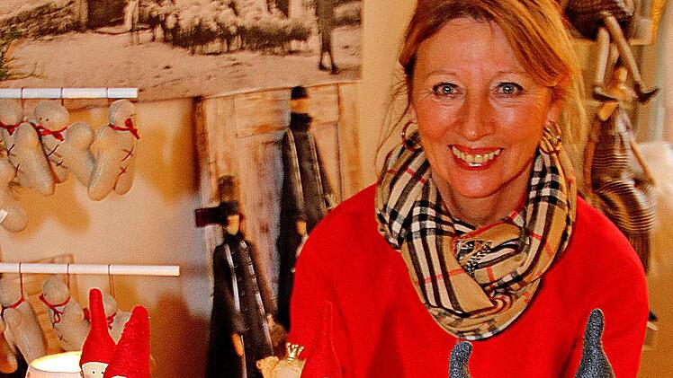 Originelle Puppen verkauft Krystina Tomczak aus Oberweißenbrunn und freut  sich über gute Geschäfte in Münnerstadt. Foto: Dieter Britz