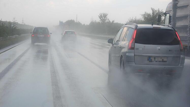 Auf regennasser Fahrbahn verlor eine Frau auf der A661 die Kontrolle über ihr Auto. Durch die Verkettung grausamer Umstände wurde die Frau von ihrem eigenen Auto überrollt. Sie starb wenig später im Krankenhaus. Symbolfoto: pixabay.com/Sauerlaender