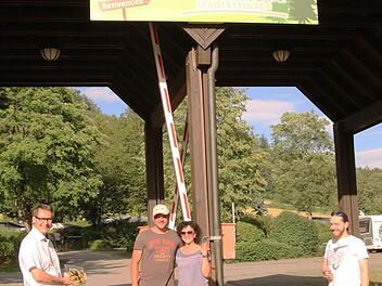 Seit dem 1. Juli sind Monika und Jörg Schmidt (Mitte) Pächter des Stadtsteinacher Campingplatzes, die Bürgermeister Roland Wolfrum (links) mit Tourismusmanager Max Haueis (rechts) am Wochenende willkommen hieß. Foto: Klaus Klaschka