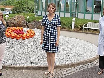 Frances Greiner-Matzen-Sohn (Klinikgeschäftsführerin, von links), Bundestagsabgeordnete Emmi Zeulner und Elisabeth Rauh, Chefärztin der Psychosomatischen Klinik Foto: privat