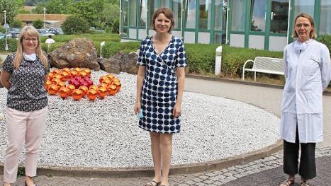 Frances Greiner-Matzen-Sohn (Klinikgeschäftsführerin, von links), Bundestagsabgeordnete Emmi Zeulner und Elisabeth Rauh, Chefärztin der Psychosomatischen Klinik Foto: privat