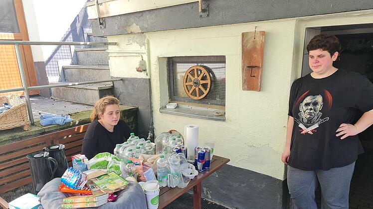 Die Mitarbeiterinnen sind verzweifelt. Draußen haben sie sich eine Behelfsküche gebastelt, um bei der anstehenden Arbeit bei Kräften zu bleiben. Foto: Susanne Will