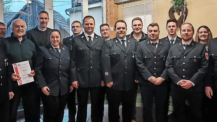 Ehrungen und Neuwahlen bei der Feuerwehr Limmersdorf. Unser Bild zeigt die Geehrten und Ehrengäste zusammen mit dem neuen Kommandanten Stefan Funke (Neunter von links) und dem neuen Vorsitzenden Stefan Schilling (rechts).