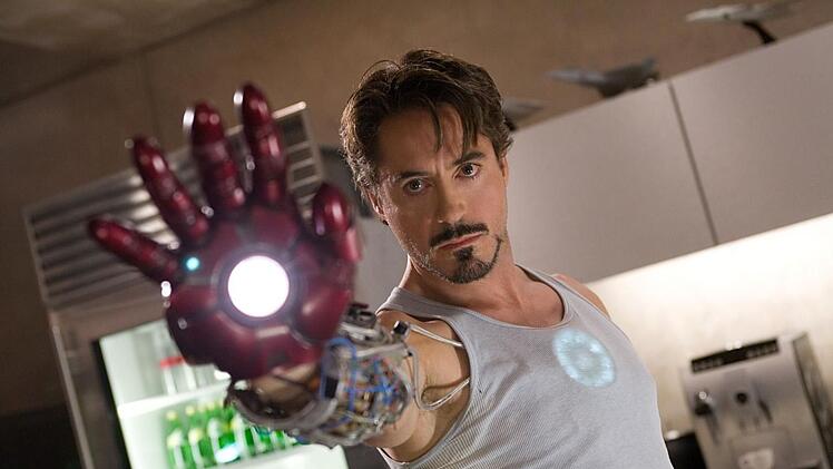 Tony Stark (Robert Downey Jr.) will den Schaden, den seine Waffen angerichtet haben, wiedergutmachen. Deshalb baut er eine verbesserte Version seiner R&uuml;stung, um als "Iron Man" die Welt vor einer Katastrophe zu retten...