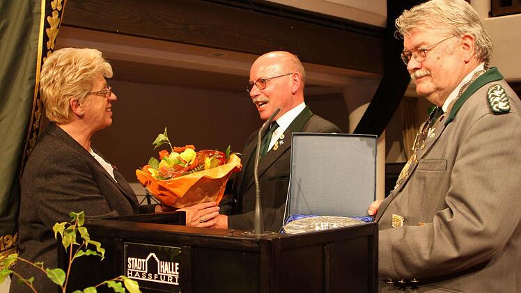 Großes Lob gab es für das aktive Schützen-Ehepaar Renate und Dieter Koch durch den Vierten Landesschützenmeister Peter Gäbele (Mitte).