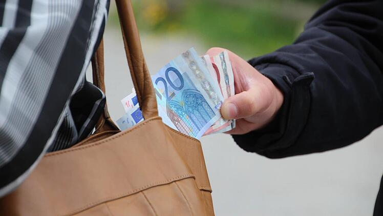 Falsche Spendensammler schlagen häufig auf Parkplätzen vor Supermärkten zu.  Symbolbild: Martin Kreklau