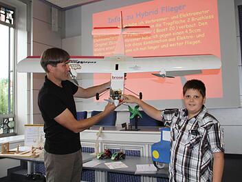 Wie bei den Hybrid-Autos hat Hendrik Schmitt bei seinem Flieger Verbrenner- und Elektromotor miteinander gekoppelt. Mit im Bild ist Jurymitglied Michael Stromer (links).  Foto: Gerda Völk