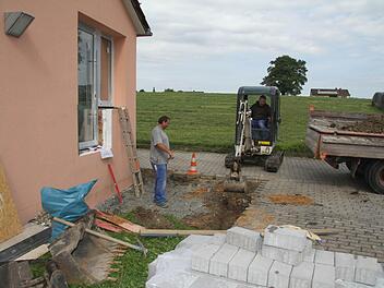 Der Hort, der von der Kindertagesstätte an die Untersteinacher Schule verlegt werden muss, braucht einen eigenen Eingang. Deshalb werden die Fassade durchbrochen und eine Treppe angebaut. Fotos: Sonja Adam