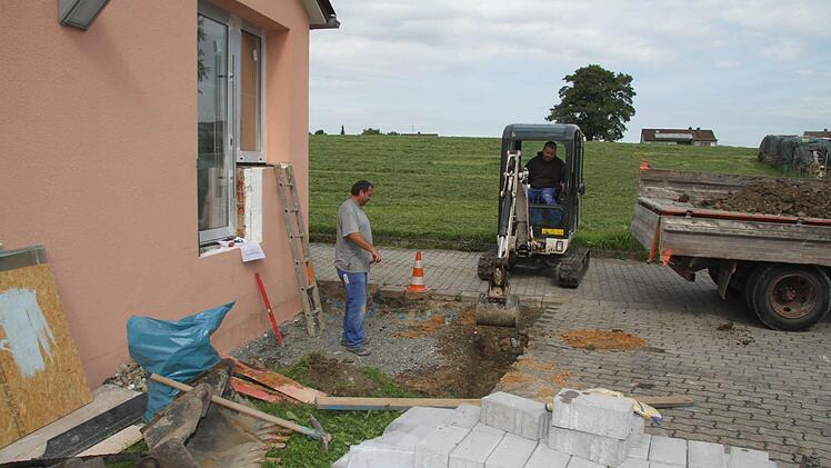 Der Hort, der von der Kindertagesstätte an die Untersteinacher Schule verlegt werden muss, braucht einen eigenen Eingang. Deshalb werden die Fassade durchbrochen und eine Treppe angebaut. Fotos: Sonja Adam