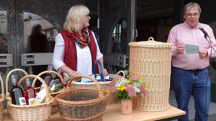 Ein Quiz bereicherte die Wanderung. Dafür gab es Preise.