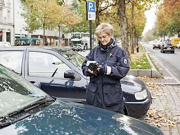 Ist das Parken nur mit einer Parkscheibe erlaubt, muss diese dem Zeichen 318 der StVO entsprechen und gut von außen lesbar sein. Foto: ADAC