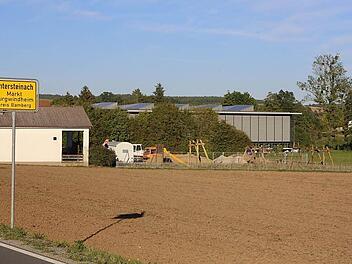 Der Blick auf die Firma Stettler (rechts, grauer Bau) von Mittelsteinach aus Foto: Barbara Herbst