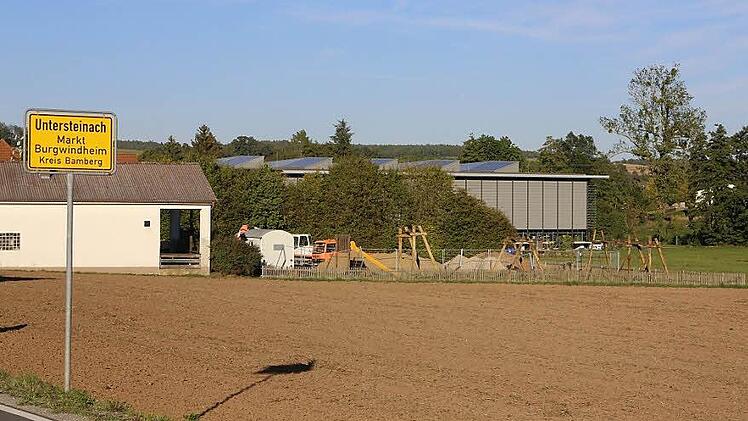 Der Blick auf die Firma Stettler (rechts, grauer Bau) von Mittelsteinach aus Foto: Barbara Herbst