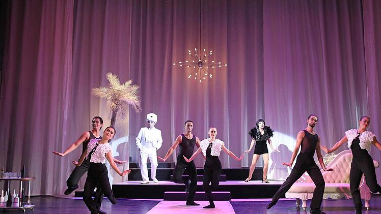 Szene aus "Ball im Savoy" am Landestheater CoburgFoto: Henning Rosenbusch