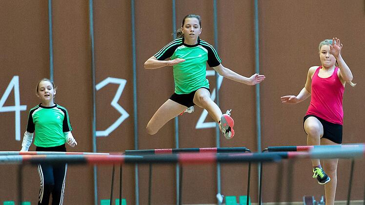 35 Meter-Hürdenlauf: (von rechts) Amelie Wilm (TSV Münnerstadt), Lilian Heid (TV/DJK Hammelburg) und Hannah Potschka (TV/DJK Hammelburg). Foto: Anand Anders