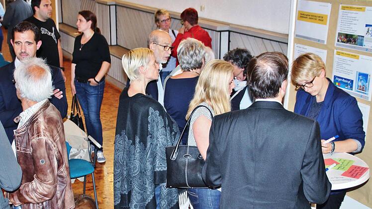 Engagierte Diskussionen zur Zukunft der Stadtteile gb es im Tattersall. Anregungen, Vorschläge und Kritik wurde notiert. Foto: Werner Vogel