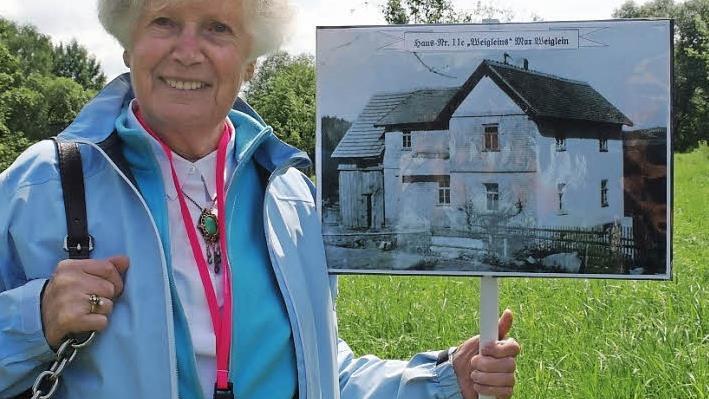Rosa Weiglein mit dem Bild ihres Elternhauses auf der Wiese, wo es bis zur Absiedelung im Jahre 1938 gestanden hat.  Foto: Stephanie Elm