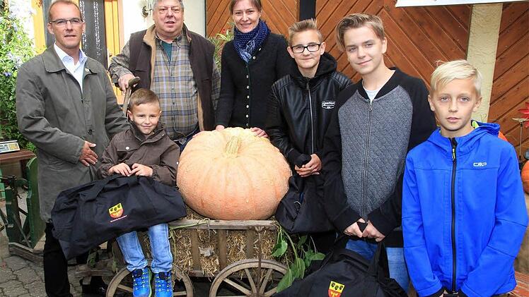 Siegerehrung beim Kürbiswettbewerb: Erster Bürgermeister Wolfgang Desel (links), Angelika Saffer und Wolfgang Rink (beide Obst- und Gartenbauverein) mit den Erstplatzierten, wobei der Jüngste Nico Wagner als Sieger hervorging. Foto: Bertram Wagner