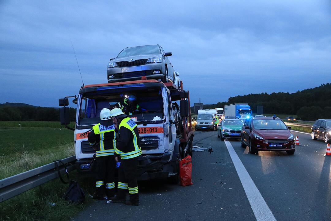 Autotransporter kracht in Stauende