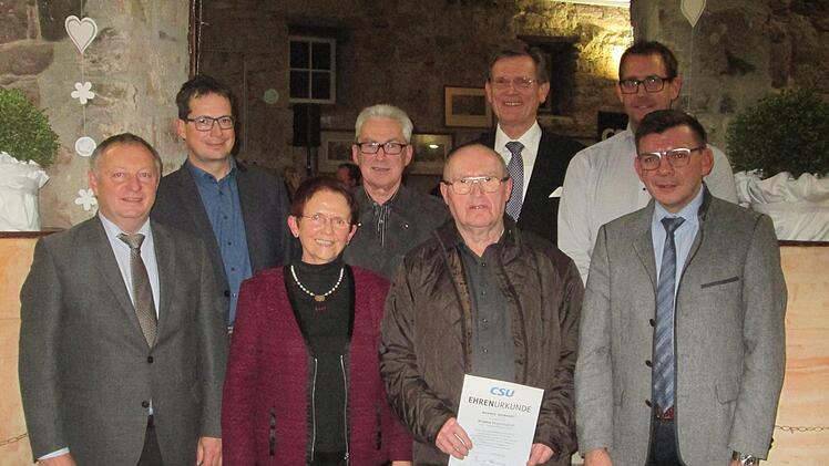 Landrat Thomas Bold (links) und Bürgermeister Armin Warmuth (rechts) gratulierten weiteren Langjährigen zu ihrer Auszeichnung (vonl inks): Ralf Deinlein, Anni Misch, Georg Schuler, Werner Reinhart, Franz-Willy Willecke und Sebastian Kleinhenz.                    Winfried Ehling