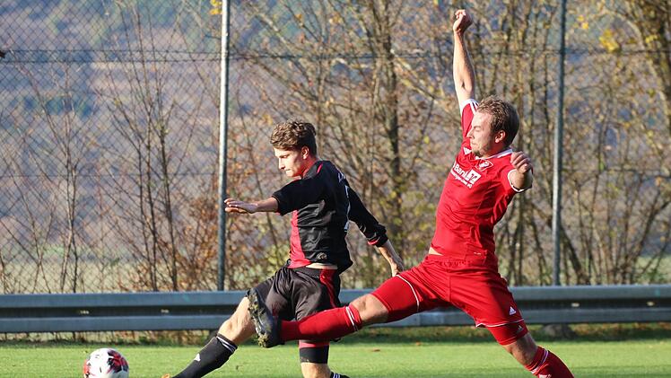 Brachte die Fuchsstädter gegen Aufkirchen früh in Führung: Dominik Halbig (links).Sebastian Schmitt