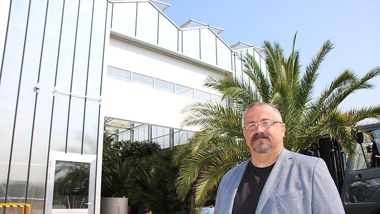 Holger Paff, Leiter der Bad Kissinger Kurgärtnerei, vor dem neuen Palmenhaus. Foto: Ralf Ruppert