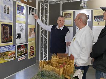 Ausstellungsleiter Klaus Bauer (links) gibt gerne Informationen.  Foto: Manja von Nida