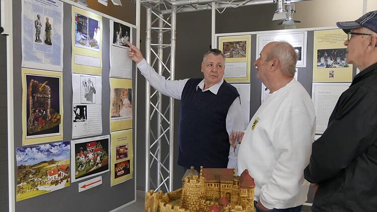 Ausstellungsleiter Klaus Bauer (links) gibt gerne Informationen.  Foto: Manja von Nida
