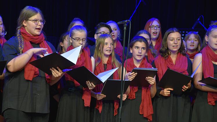 Der Kammerchor begleitet von der Schulband sorgte ebenfalls für Begeisterungsstürme. Foto: Gabi Arnold
