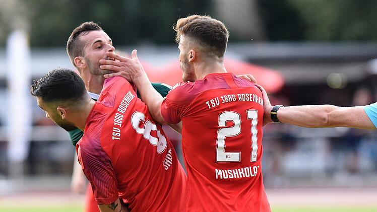 Kurze Rangelei: Nach einem Pfiff geraten der Schweinfurter Marco Fritscher (links) und die TSV-Akteure Linor Shabani und Luftetar Mushkolaj (Nummer 21) aneinander.  Foto: Hans-Jürgen Ziegler