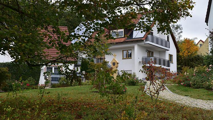 Der dreieckige Rasenplatz im mittleren Dorf in Sollenberg Foto: Petra Malbrich