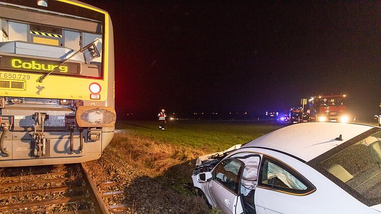 Eine Regionalbahn krachte am Montagabend an einem Bahnübergang in Oberfranken frontal in ein Auto. Der Autofahrer wurde dabei verletzt. Bild: Ittig / NEWS5