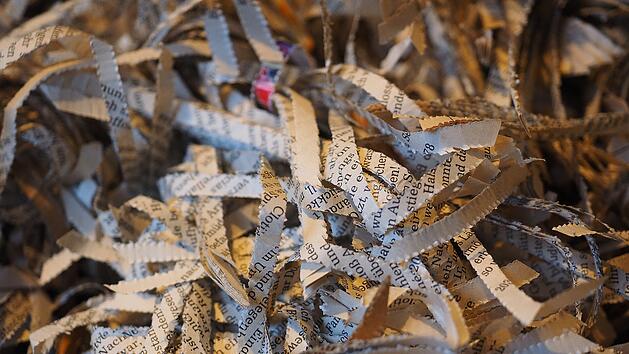 Altpapier richtig entsorgen: Muss man von Kartons das Klebeband entfernen?