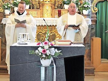Der Leiter des Seelsorgebereichs Steigerwald, Pfarrer Albert Müller (links), und Pfarrvikar Josef Renner wurden beim Gottesdienst in Sambach offiziell und feierlich in ihre neuen Pfarreien eingeführt. Foto: Evi Seeger