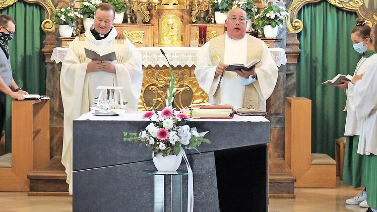 Der Leiter des Seelsorgebereichs Steigerwald, Pfarrer Albert Müller (links), und Pfarrvikar Josef Renner wurden beim Gottesdienst in Sambach offiziell und feierlich in ihre neuen Pfarreien eingeführt. Foto: Evi Seeger