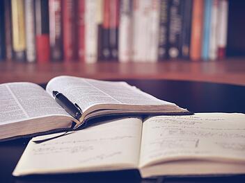 In der Stadtbibliothek Bayreuth wird das Bücherangebot durch moderne Medien ergänzt.