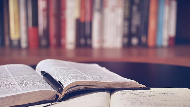 In der Stadtbibliothek Bayreuth wird das Bücherangebot durch moderne Medien ergänzt.