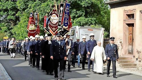 Festzug auf dem Weg zur Kirche.