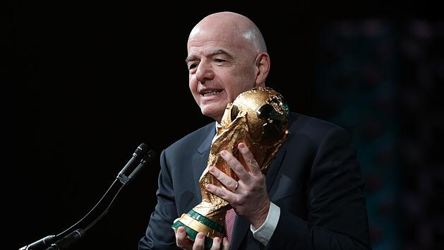 Gianni Infantino mit dem WM-Pokal: Wie berechnend agiert FIFA-Pr&auml;sident Gianni Infantino?